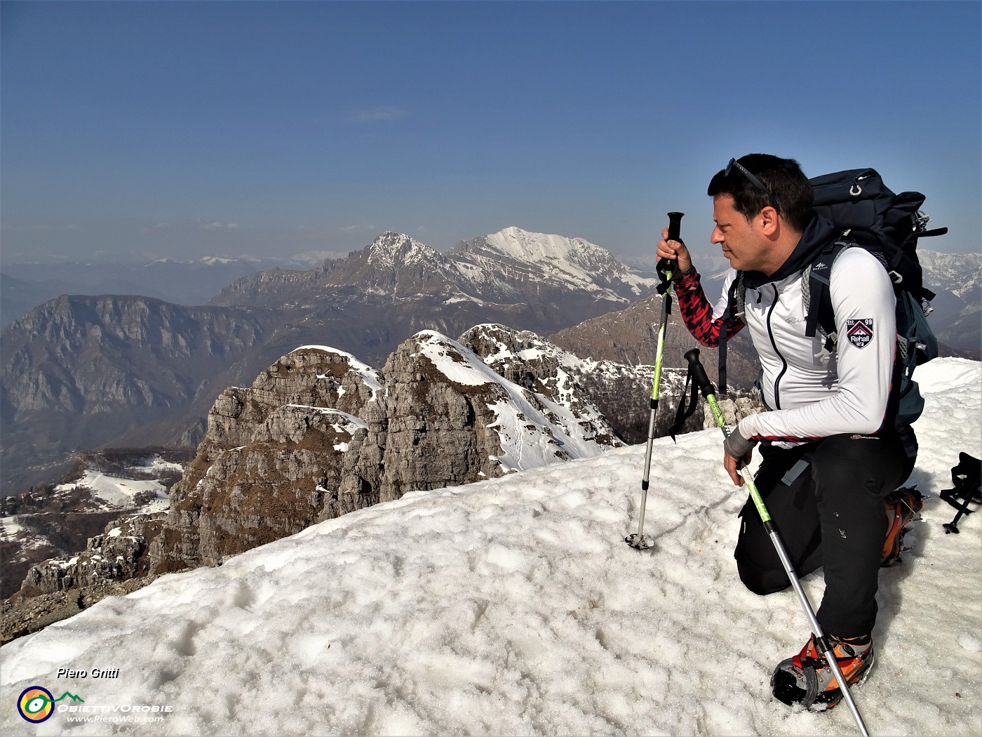 50 Dalla  vetta del Resegone vista verso la cresta nord e le Grigne.JPG